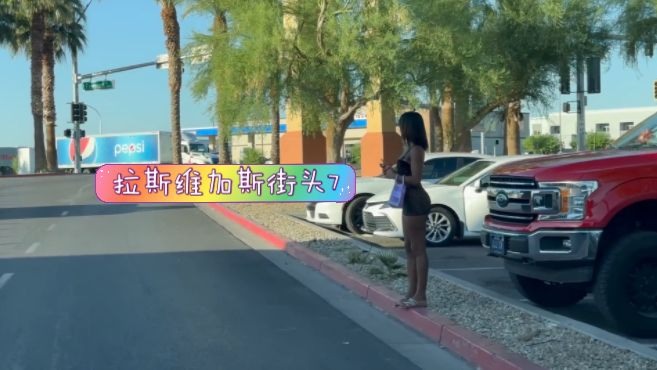 捷克街头-彩色双马尾的成熟便利店员